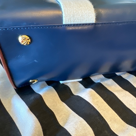 L.A.M.B - Picture 2 of 8